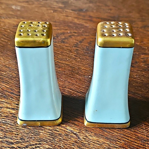 Salt pepper shakers - pepper,